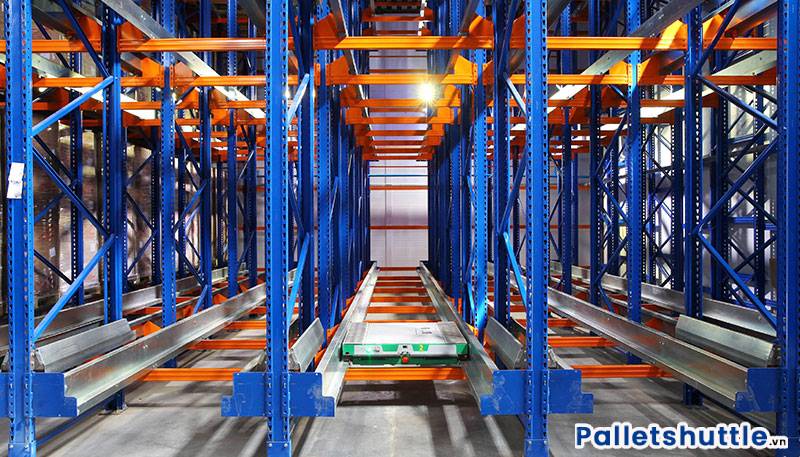 Kệ hàng hiện đại vận hành theo nguyên lý tự động