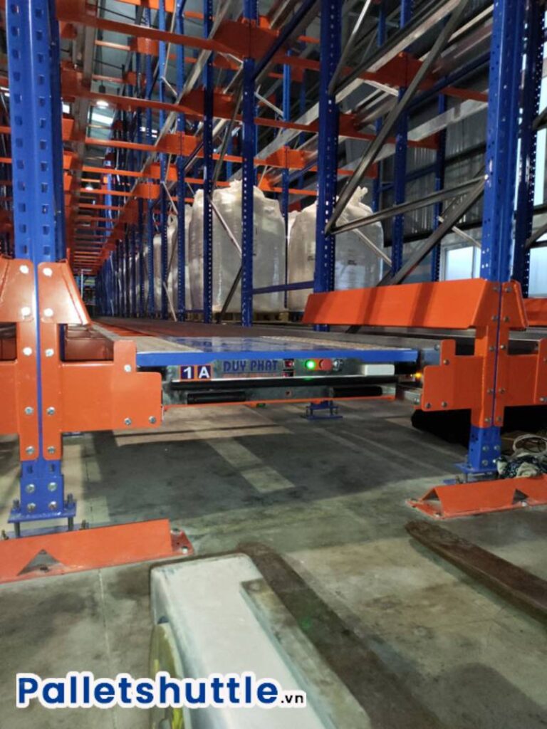 Kệ robot lấy hàng hoạt động chính xác, hạn chế xảy ra sai sót