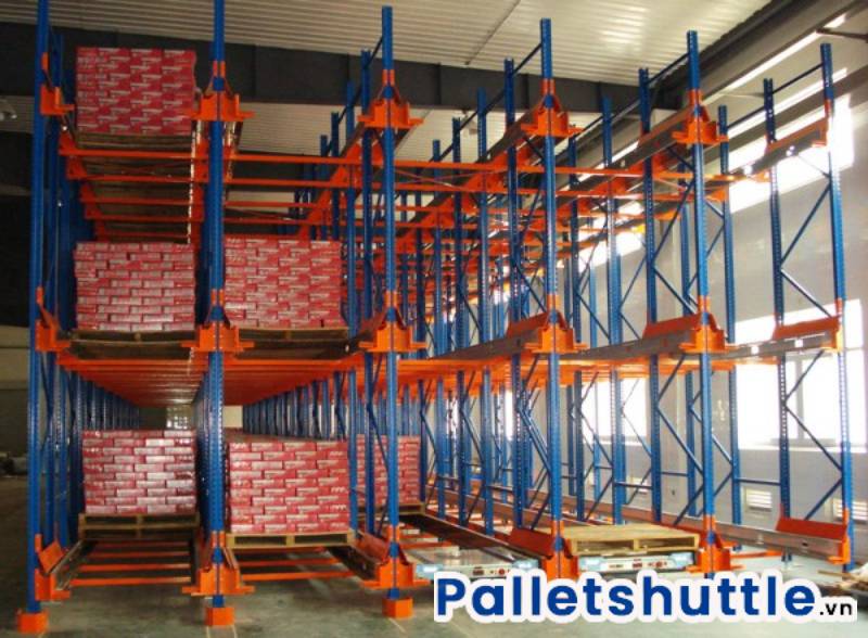 Sử dụng kệ hàng robot shuttle giúp tận dụng tối đa không gian lưu trữ